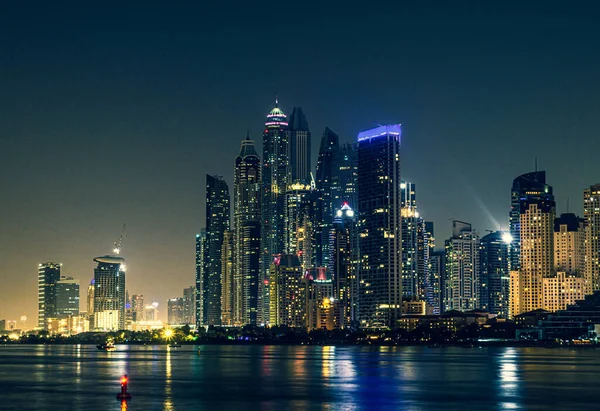 Krajobraz Panoramy Dubaju Otoczony Światłami Nocy Zjednoczonych Emiratach Arabskich — Zdjęcie stockowe