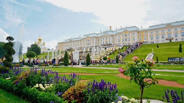 Bellissimo Colpo Angolo Basso Del Palazzo Principale Peterhof Russia — Foto Stock