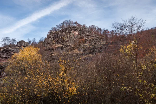Skalnatý Vrchol Hory Zlatě Zbarvenými Stromy Jeho Vrcholu Podzim Vesnice — Stock fotografie