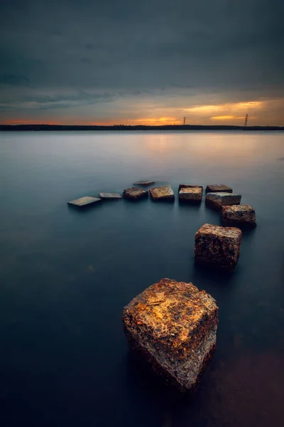 Μια Κάθετη Φωτογραφία Του Ηλιοβασιλέματος Στη Λιμνοθάλασσα Του Κουρόνιαν Λιθουανία — Φωτογραφία Αρχείου