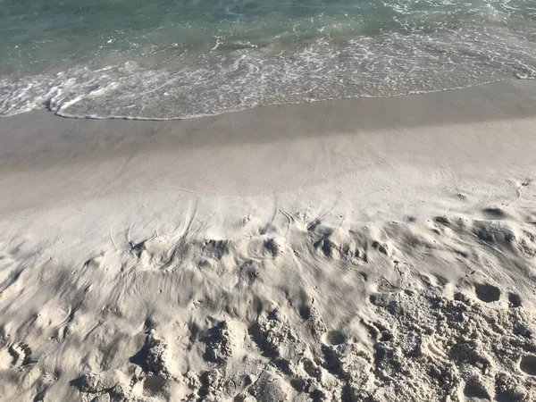 夏の砂浜の波の高角度ショット — ストック写真