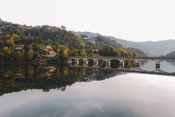 Fascinating Landscape Mountains Bridge Lake — Stock Photo, Image