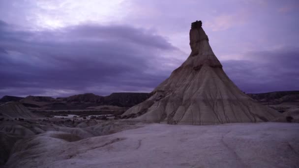岩肌に対する紫の夕日 — ストック動画
