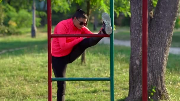 Filmaufnahmen Einer Jungen Frau Bei Übungen Park — Stockvideo