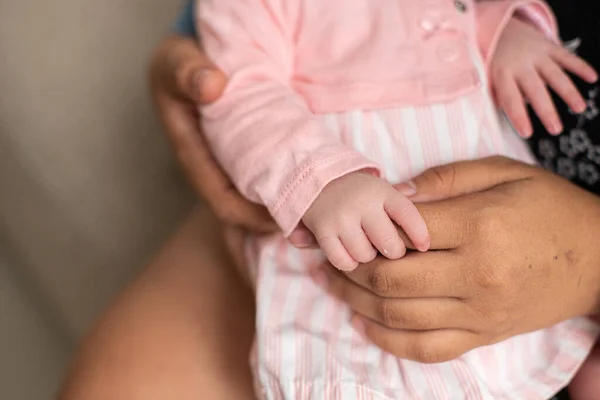 Primer Plano Una Mano Una Niña Las Manos Madre — Foto de Stock