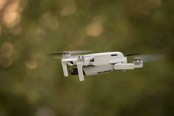 Primer Plano Pequeño Dron Blanco Volando Aire Con Fondo Borroso —  Fotos de Stock