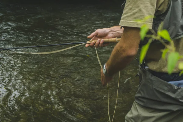 Eine Selektive Fokusaufnahme Männlicher Hände Mit Einem Werkzeug Zum Fischen — Stockfoto