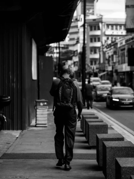 Vacker Svart Och Vit Bild Turist Med Ryggsäck Trottoaren — Stockfoto