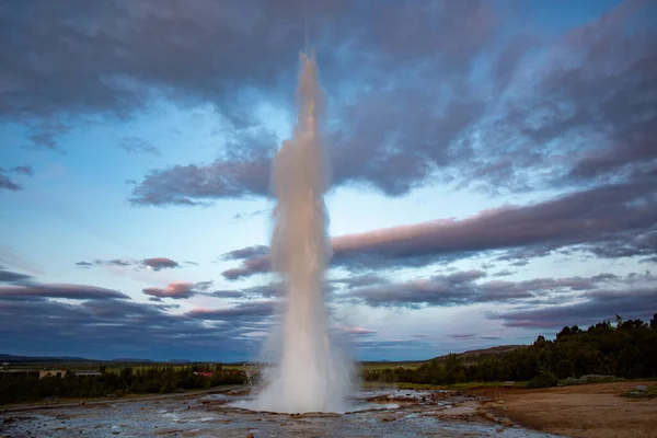 アイスランド南西部 ヨーロッパでのストロックル ゲイサー間欠泉の噴火の風景 — ストック写真