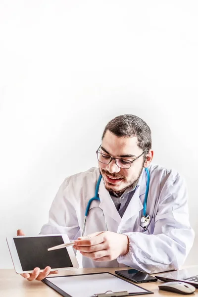 Tiro Vertical Médico Branco Caucasiano Usando Tablet Digital Sua Clínica — Fotografia de Stock