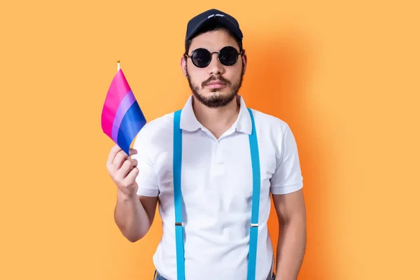Joven Hipster Con Gafas Sol Con Bandera Comunitaria Bisexual —  Fotos de Stock