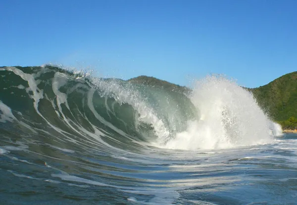 Uma Vista Hipnotizante Das Belas Ondas Oceânicas — Fotografia de Stock