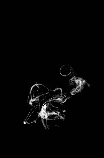 黑色背景上的白烟垂直单色 灰度摄影照明香 情绪低落的感觉黑暗背景 图形资源 — 图库照片