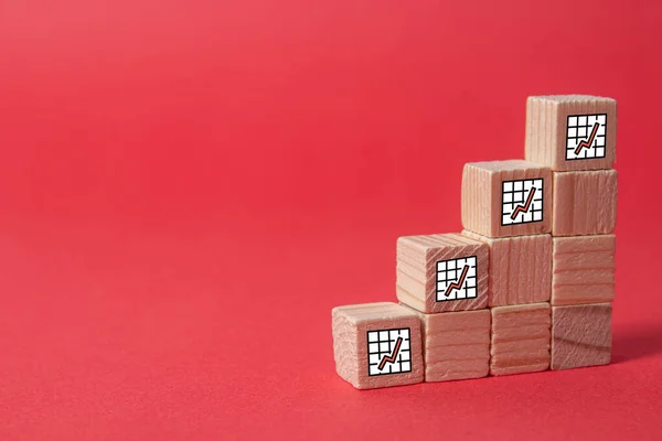 Een Close Van Houten Blokken Met Zakelijke Grafiek — Stockfoto