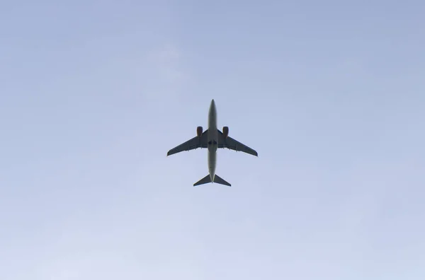 Avión Volando Alto Cielo Azul Durante Día — Foto de Stock