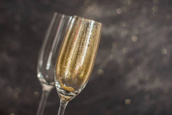 Altın Tozlu Bir Şampanya Bardağının Yakın Çekimi — Stok fotoğraf