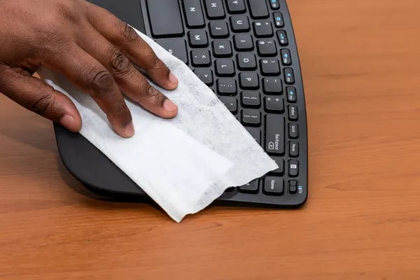 Tiro Perto Mão Limpando Teclado Computador Com Uma Limpeza Branca — Fotografia de Stock