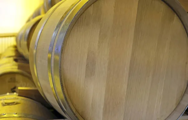 Una Vista Lateral Barriles Apilados Una Destilería Whisky Fila Almacén — Foto de Stock