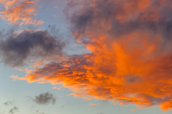 Céu Dramático Com Nuvens Coloridas — Fotografia de Stock