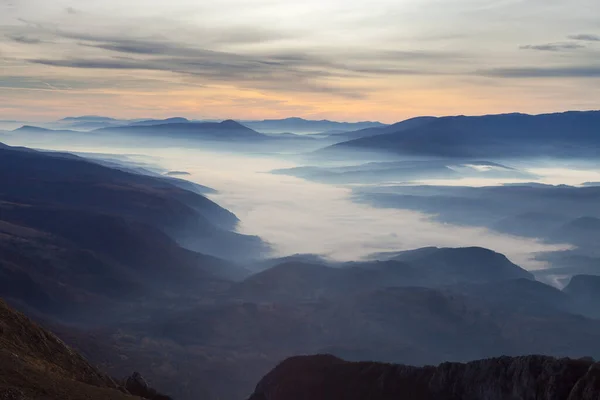 Une Vue Imprenable Sur Les Montagnes Svrljig Serbie Dans Brume — Photo