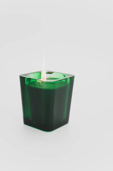 Bougie Verte Parfumée Brûlante Isolée Dans Verre Sur Fond Blanc — Photo