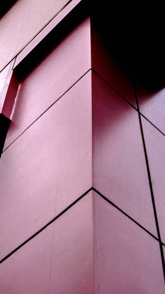 Vertikální Záběr Roh Moderní Budovy Velkými Matně Červenými Dlaždicemi Stěně — Stock fotografie