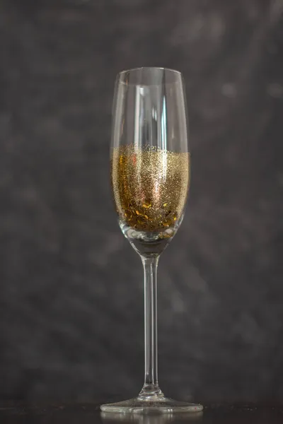 Primo Piano Verticale Bicchiere Champagne Con Polvere Oro — Foto Stock