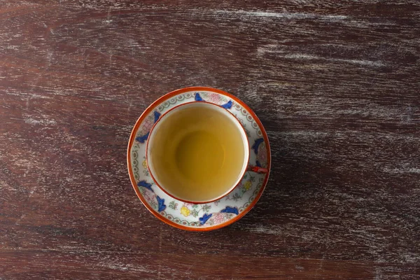 Una Vista Superior Una Pequeña Taza Ornamentada Sobre Una Mesa — Foto de Stock