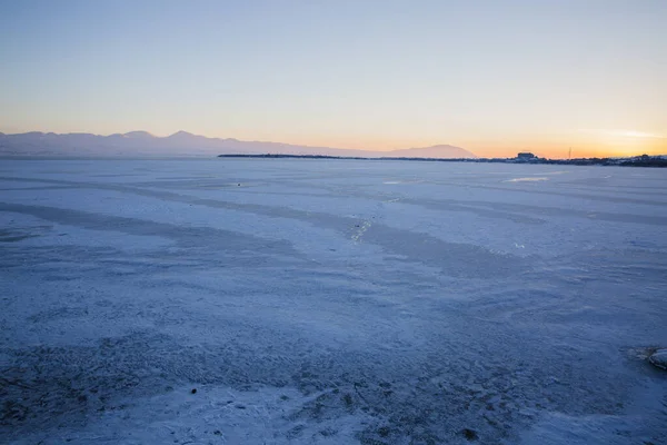 夕日の空を背景に雪景色の美しいショット — ストック写真