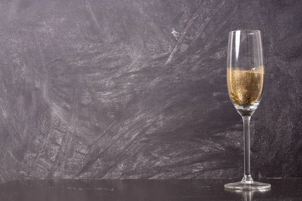 Bicchiere Con Champagne Sfondo Nero Sfocato Con Uno Spazio Copia — Foto Stock