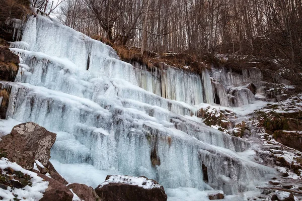 ぶら下がりつららと美しい風光明媚な凍結チュパビカ滝 — ストック写真