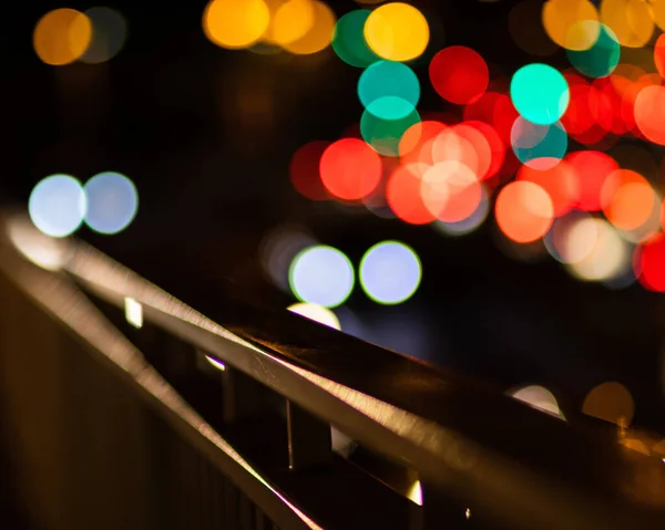ボケ効果のあるカラフルな夜の光の背景 — ストック写真