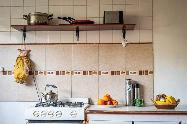 카운터에 미니멀리즘적 현대식 주방의 — 스톡 사진