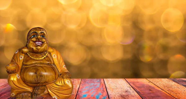 Zbliżenie Małego Posągu Szczęśliwego Buddha Drewnianym Tle Zamazanym Bokeh — Zdjęcie stockowe