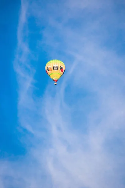 伊利诺斯州维尔纽斯 2021年8月13日 一个热气球在立陶宛维尔纽斯上空的蓝云天空中飞行 — 图库照片