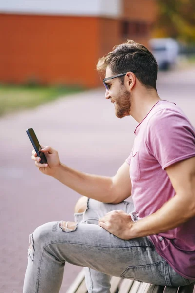 Una Foto Vertical Joven Hombre Caucásico Usando Una Camiseta Rosa — Foto de Stock