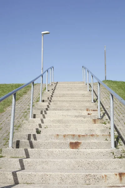 Eine Vertikale Aufnahme Der Leeren Steintreppe Park Deutschland — Stockfoto