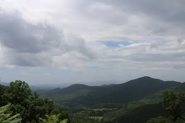 Die Schöne Aussicht Auf Die Grünen Berge Und Den Wolkenverhangenen — Stockfoto