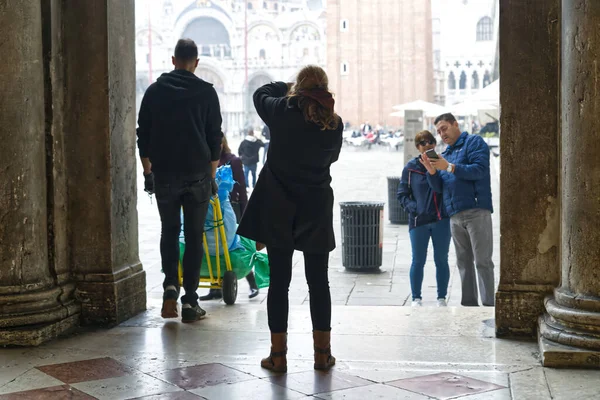 Venice Itália Outubro 2021 Grupo Turistas Andando Tirando Fotos Veneza — Fotografia de Stock