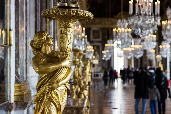 Avizelerle Dolu Büyük Bir Salonda Altın Bir Heykelin Yüzeysel Odağı — Stok fotoğraf