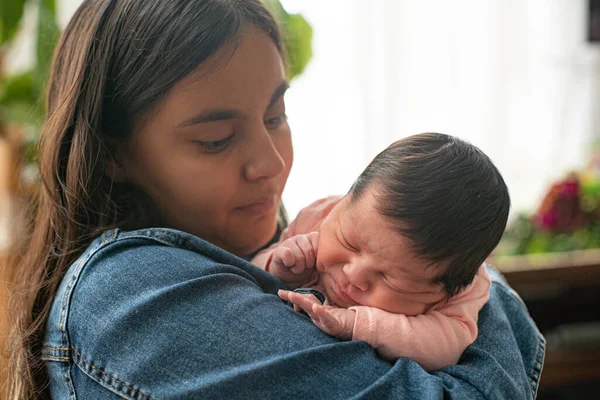 Moeder Houdt Haar Schattige Spaanse Pasgeboren Slapende Baby Meisje Thuis — Stockfoto