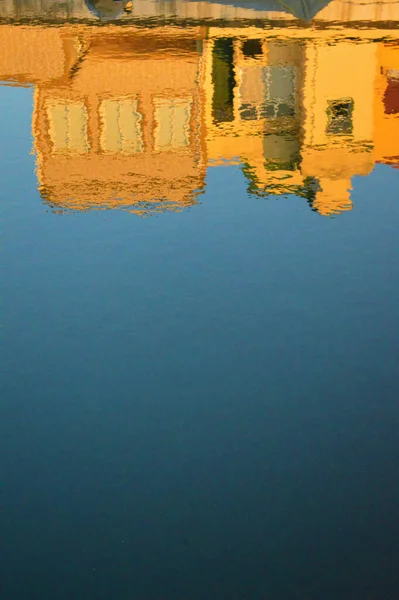 Die Reflexion Der Gelben Gebäude Auf Dem Blauen See — Stockfoto