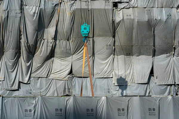 Gebäude Mit Gerüsten Und Grauen Maschen Renovierung Und Bauindustrie Chinesische — Stockfoto