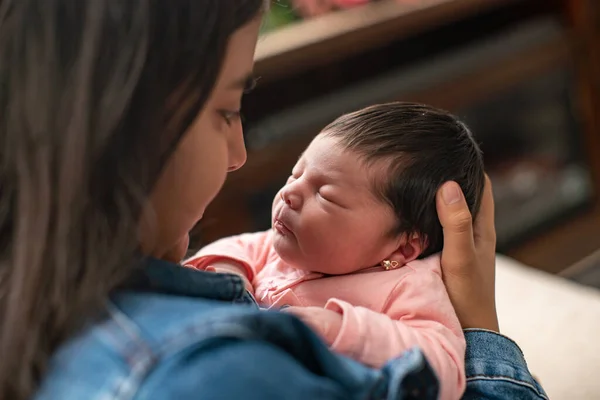 Moeder Houdt Haar Schattige Spaanse Pasgeboren Slapende Baby Meisje Thuis — Stockfoto