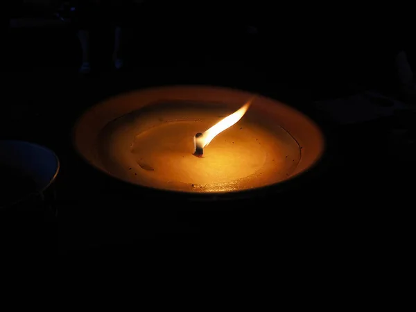 Ένα Αναμμένο Κερί Στο Σκοτάδι Ελεύθερο Χώρο Για Κείμενο — Φωτογραφία Αρχείου