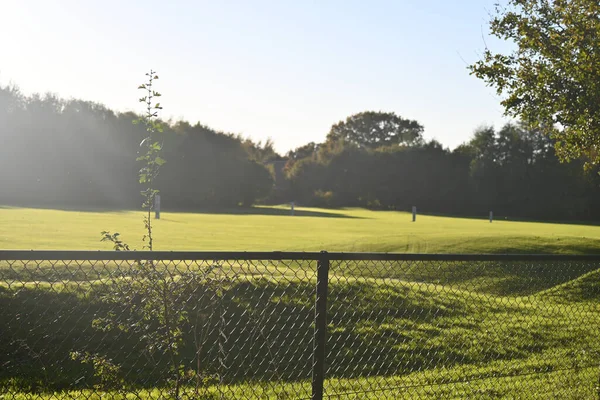 Golfplatz Wird Von Der Sonne Erleuchtet Golfplatz Wird Durch Sonne — Stockfoto