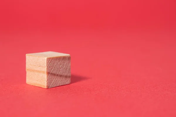 赤い背景にアイコンのない木製の立方体 — ストック写真