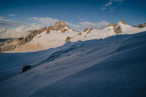 クレバス 岩壁や尾根で覆われた高い高山の雪の山の風景 アルピニズム Dente Del Gigante Courmayer イタリア — ストック写真