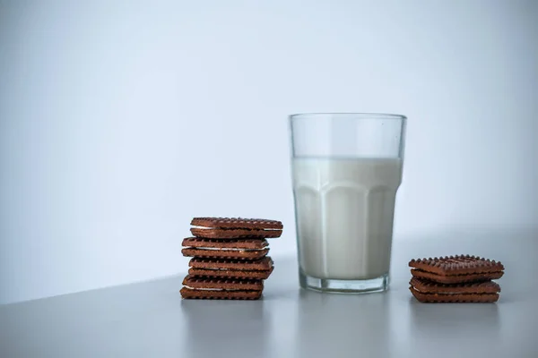 Copo Leite Biscoitos Sanduíche Chocolate Duplo Isolado Fundo — Fotografia de Stock