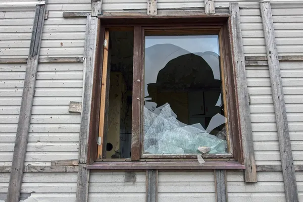風化した古い壊れた窓のある廃屋 — ストック写真